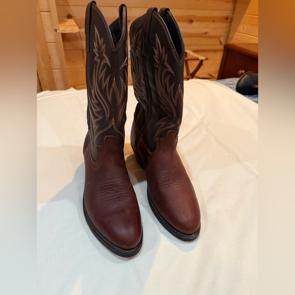 Men’s Laredo cowboy boots. Size 9D